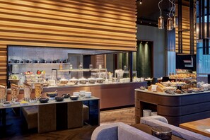 Daily buffet breakfast (CHF 40 per person)