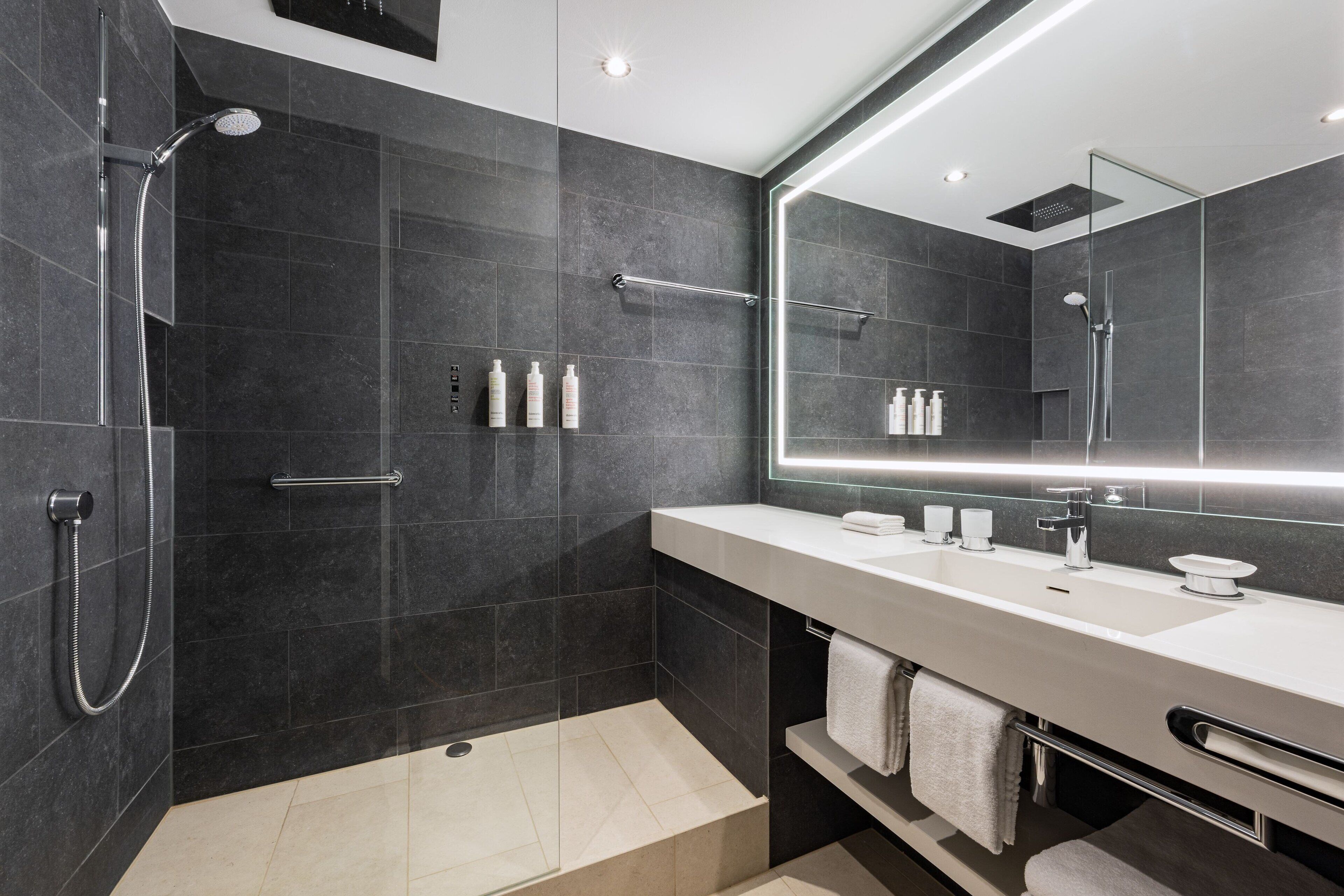 Club Room, 1 King Bed | Bathroom | Combined shower/tub, designer toiletries, hair dryer, slippers