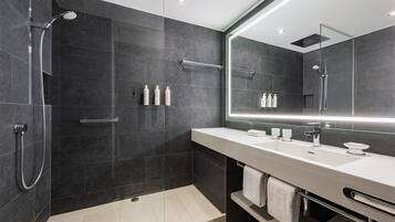 Club Room, 1 King Bed | Bathroom | Combined shower/tub, designer toiletries, hair dryer, slippers