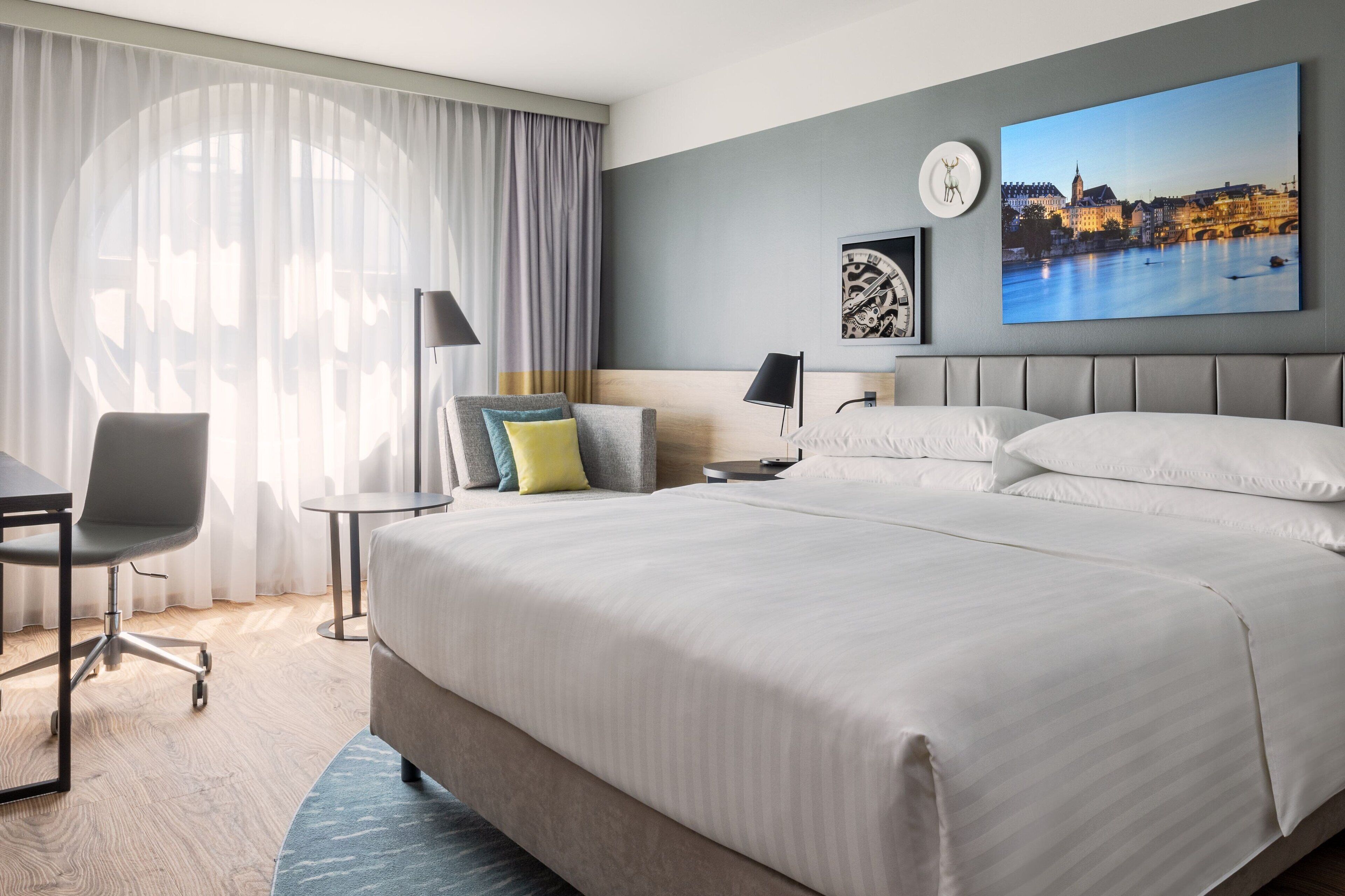 club room, 1 king bed, non smoking | 1 bedroom, premium bedding, minibar, in-room safe