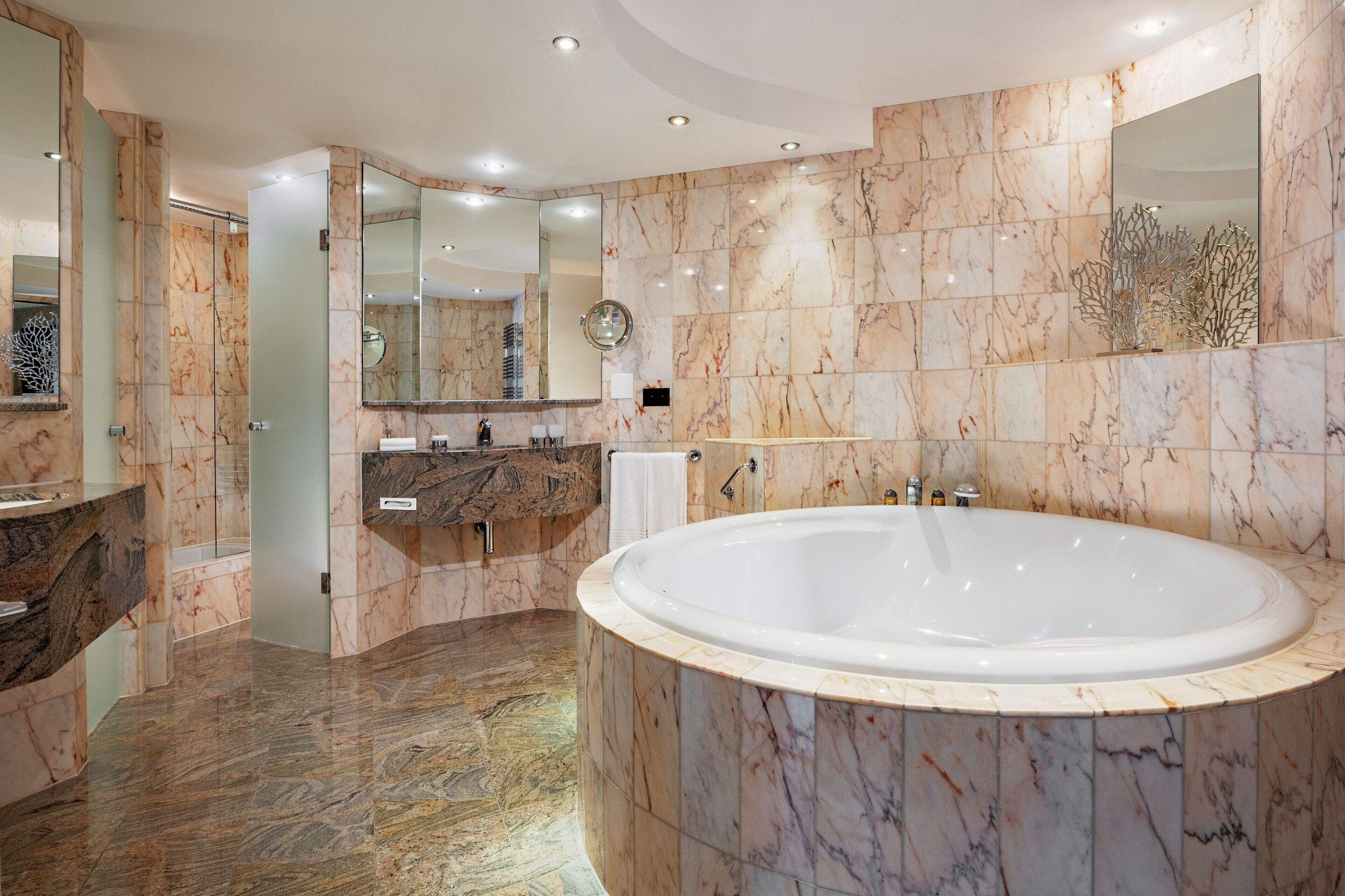 executive suite, 1 double bed, non smoking | bathroom | combined shower/bathtub, designer toiletries, hair dryer, slippers