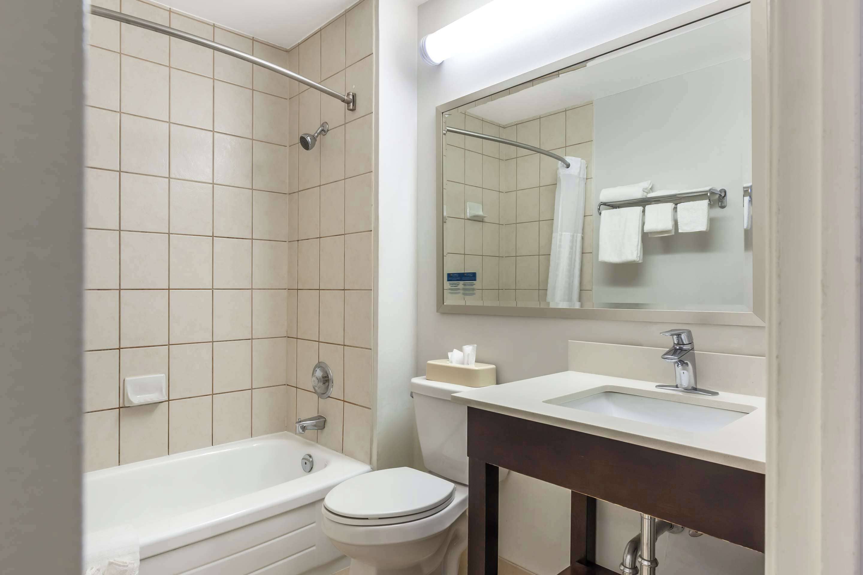 standard room, 1 king bed, non smoking | desk, iron/ironing board, free wifi, bed sheets