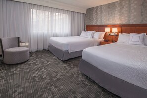 Suite, 2 camas matrimoniales | Ropa de cama de alta calidad y escritorio 