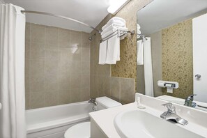 Ensemble baignoire-douche, serviettes fournies