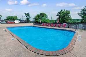 Una piscina al aire libre de temporada