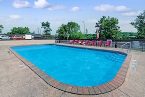 Una piscina al aire libre de temporada