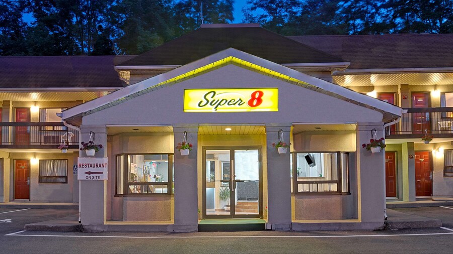 Super 8 by Wyndham Niagara Falls North