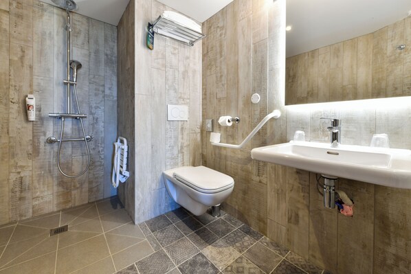 Habitación, 1 cama doble (Countryside view) | Baño | Bañera, artículos de higiene personal ecológicos y secador de pelo
