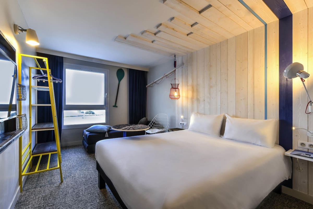 Huone, useita sänkyjä, valtamerinäköala | Työpöytä, pimennysverhot, äänieristys, silitysrauta/-lauta