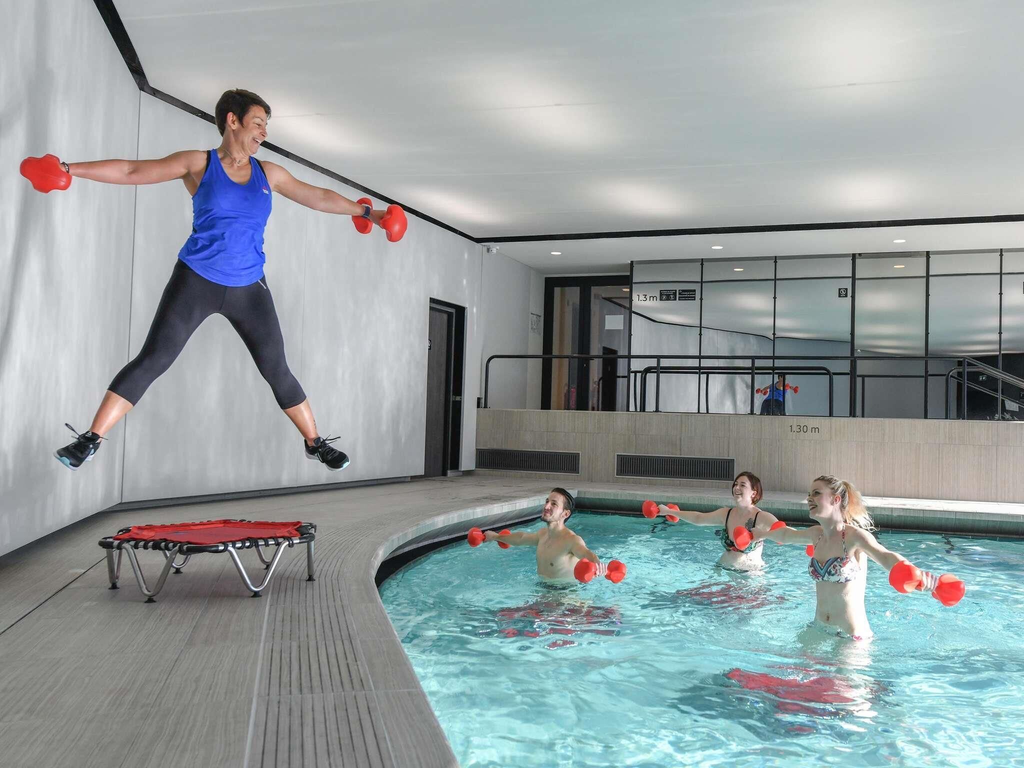 Kolam renang tertutup, kerusi lepak pantai 