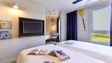 Escrivaninha, cortinas blackout, quartos à prova de som