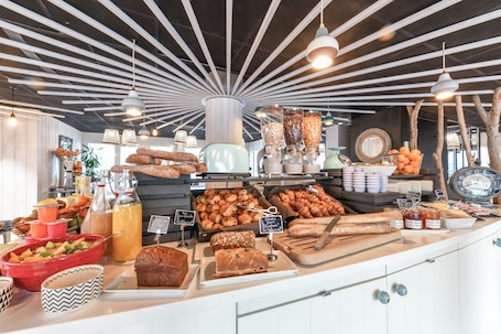Daily buffet breakfast (EUR 11 per person)
