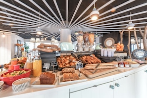 Se ofrece un desayuno bufé (11 EUR por persona)