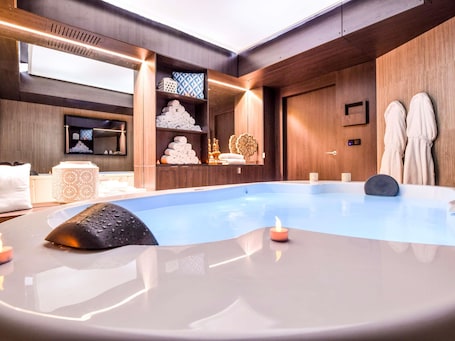 Sauna, hot tub, steam room, body treatments, hydrotherapy