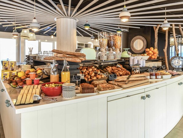 Free buffet breakfast 