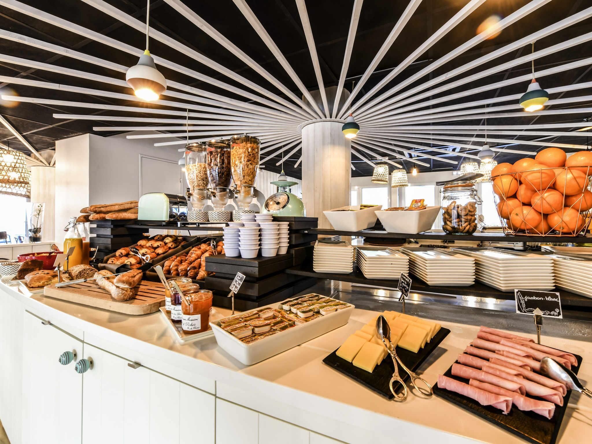 Petit déjeuner buffet (11 EUR par personne)