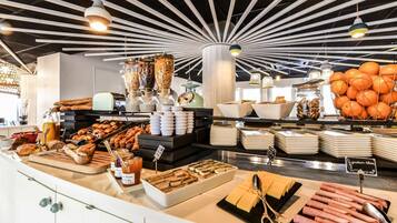 Petit déjeuner buffet (11 EUR par personne)