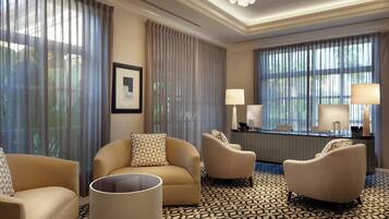 Coin salon dans le hall