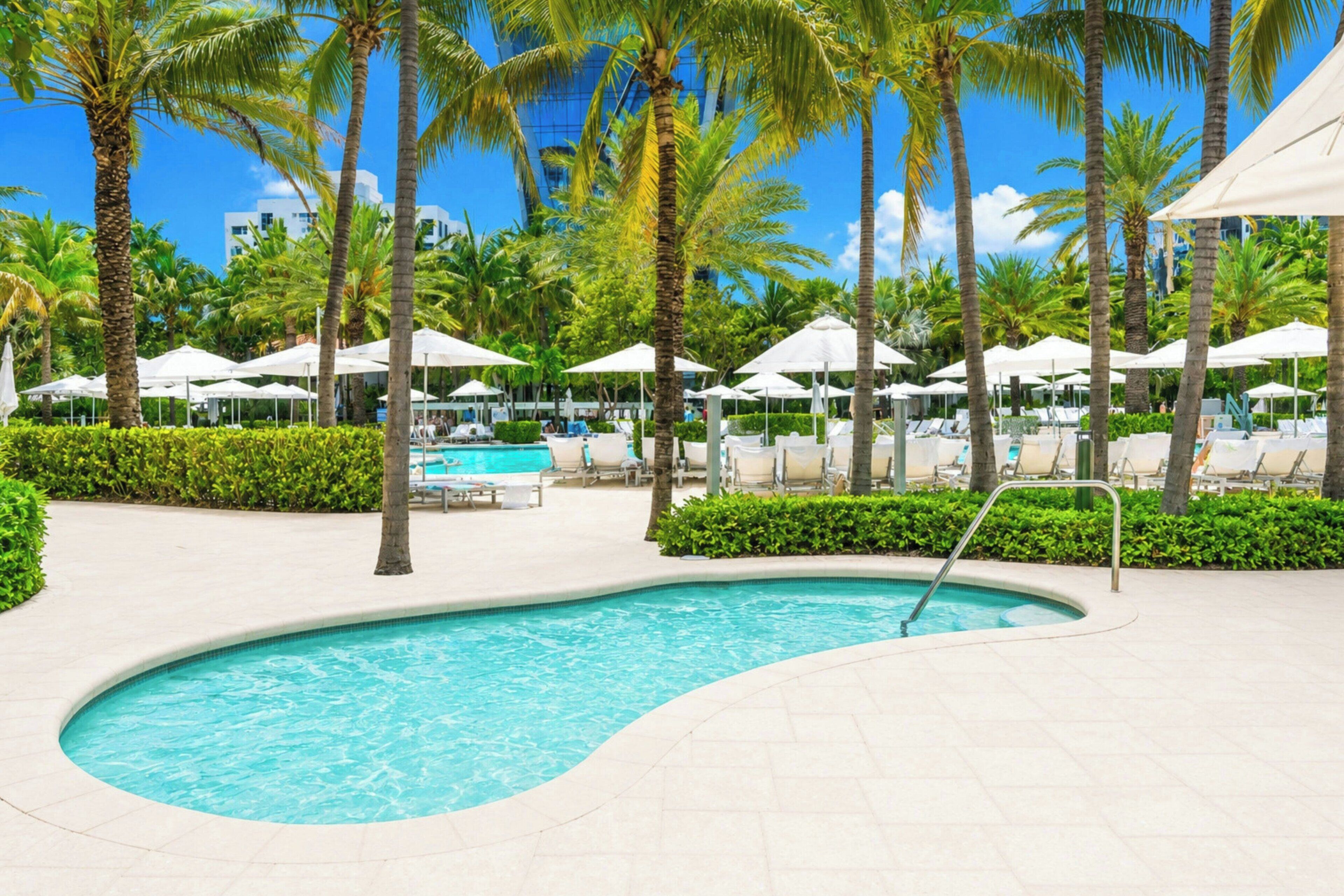 5 piscinas al aire libre, camas de piscina con cargo, sombrillas
