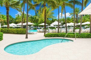 5 piscinas al aire libre, camas de piscina con cargo, sombrillas