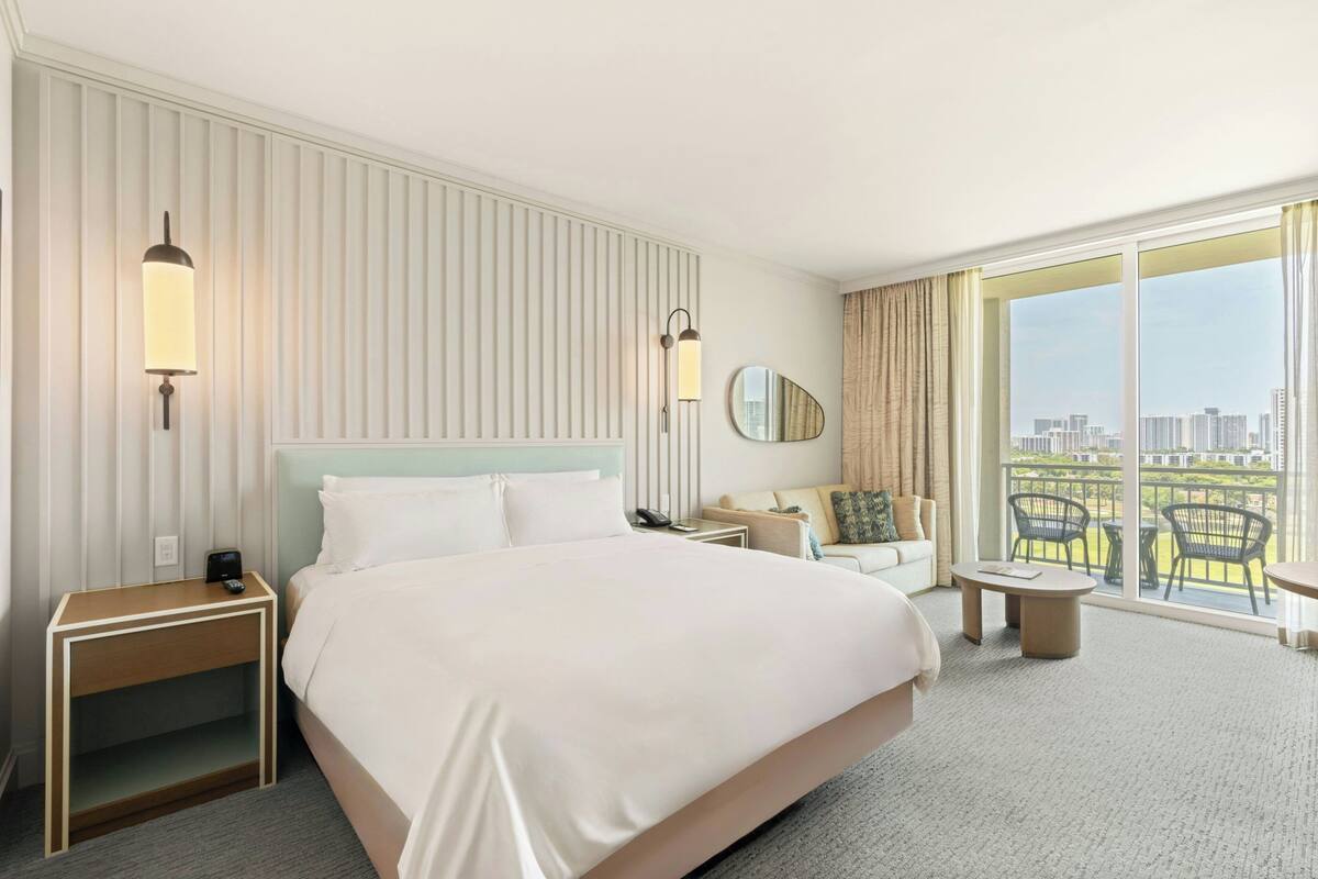 Room, 1 King Bed, Balcony, Golf View | Premium bedding, pillowtop beds, minibar, in-room safe
