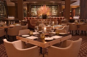 4 restaurants; breakfast, lunch, dinner and brunch served 