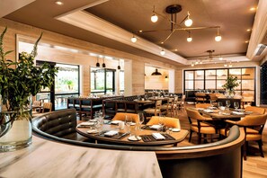 5 Bars/Lounges, Poolbar