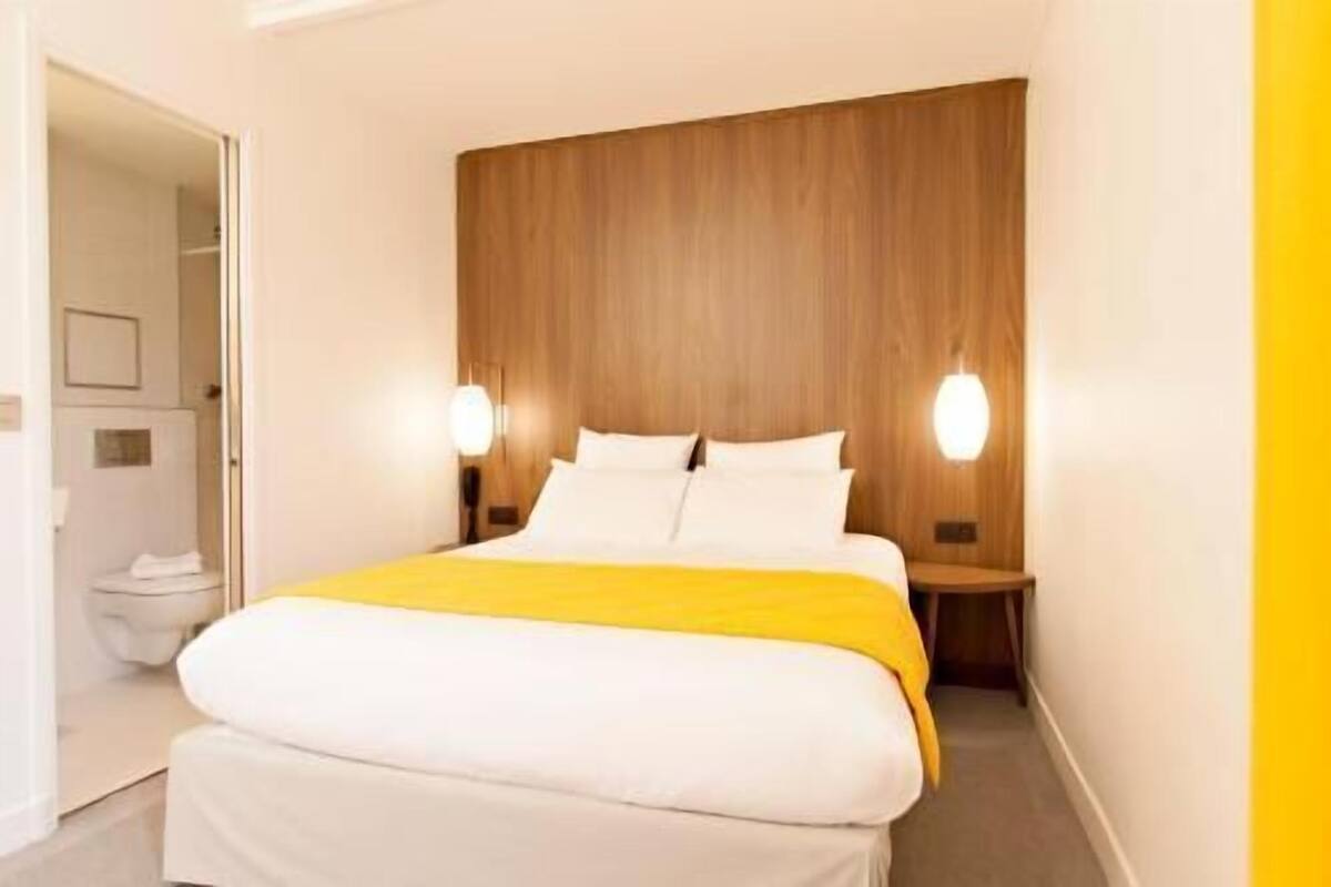 Sengetøy av topp kvalitet, minibar, safe på rommet og skrivebord