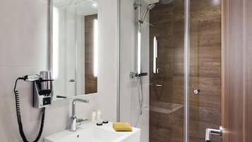 Douche, douche à « effet pluie », articles de toilette gratuits