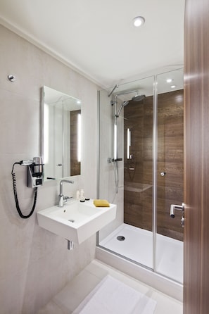 Douche, douche cascade, articles de toilette (gratuits)
