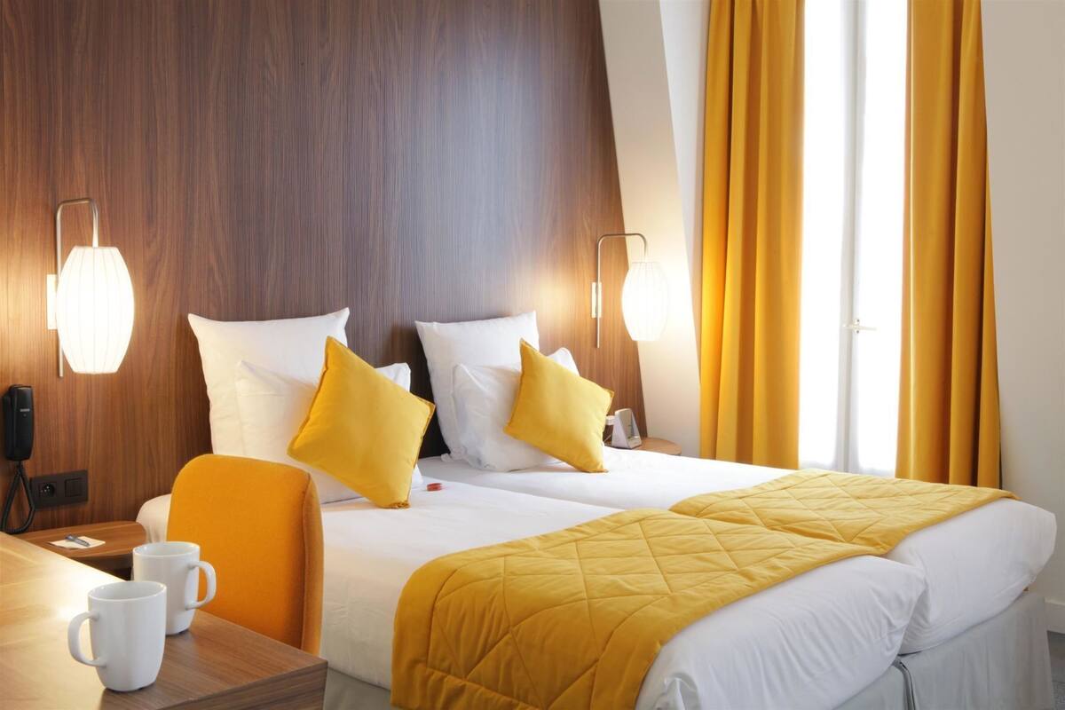Sengetøy av topp kvalitet, minibar, safe på rommet og skrivebord