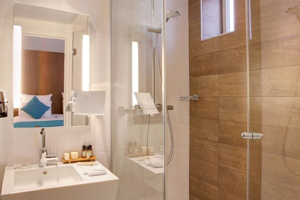 Shower, rainfall showerhead, free toiletries, hair dryer - Best Western Plus 61 Paris Nation Hotel (Paris)