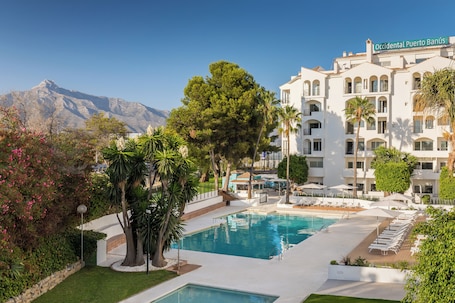 Seasonal outdoor pool, pool umbrellas, sun loungers
