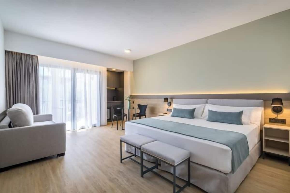 Premium bedding, minibar, in-room safe, blackout drapes