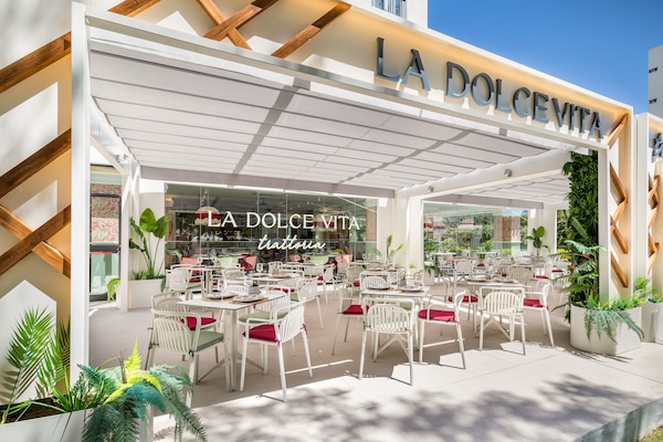 3 restaurantes, se sirven desayunos, comidas y cocina internacional