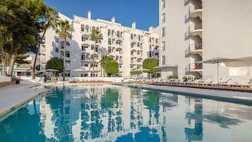 Seasonal outdoor pool, pool umbrellas, sun loungers