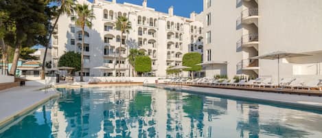 Seasonal outdoor pool, pool umbrellas, sun loungers