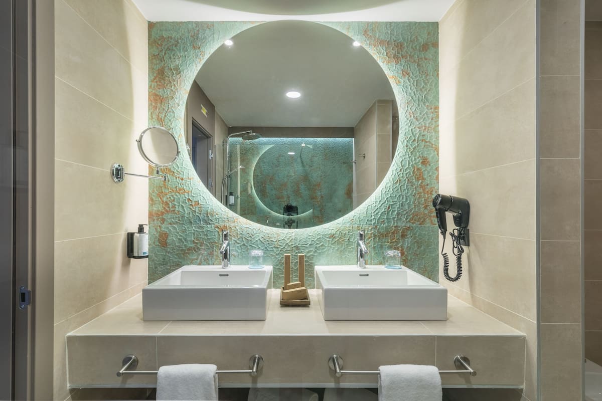 shower, hair dryer, bidet, towels