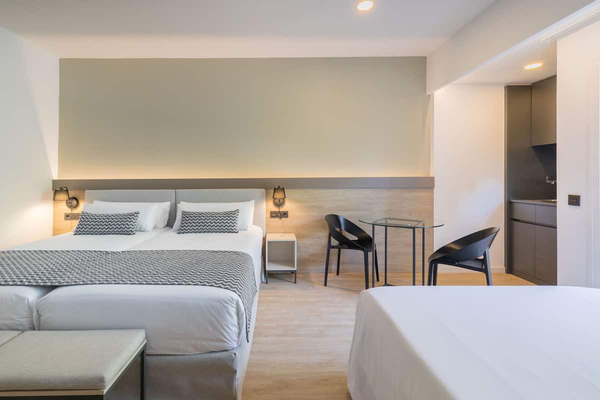 premium bedding, minibar, in-room safe, blackout curtains