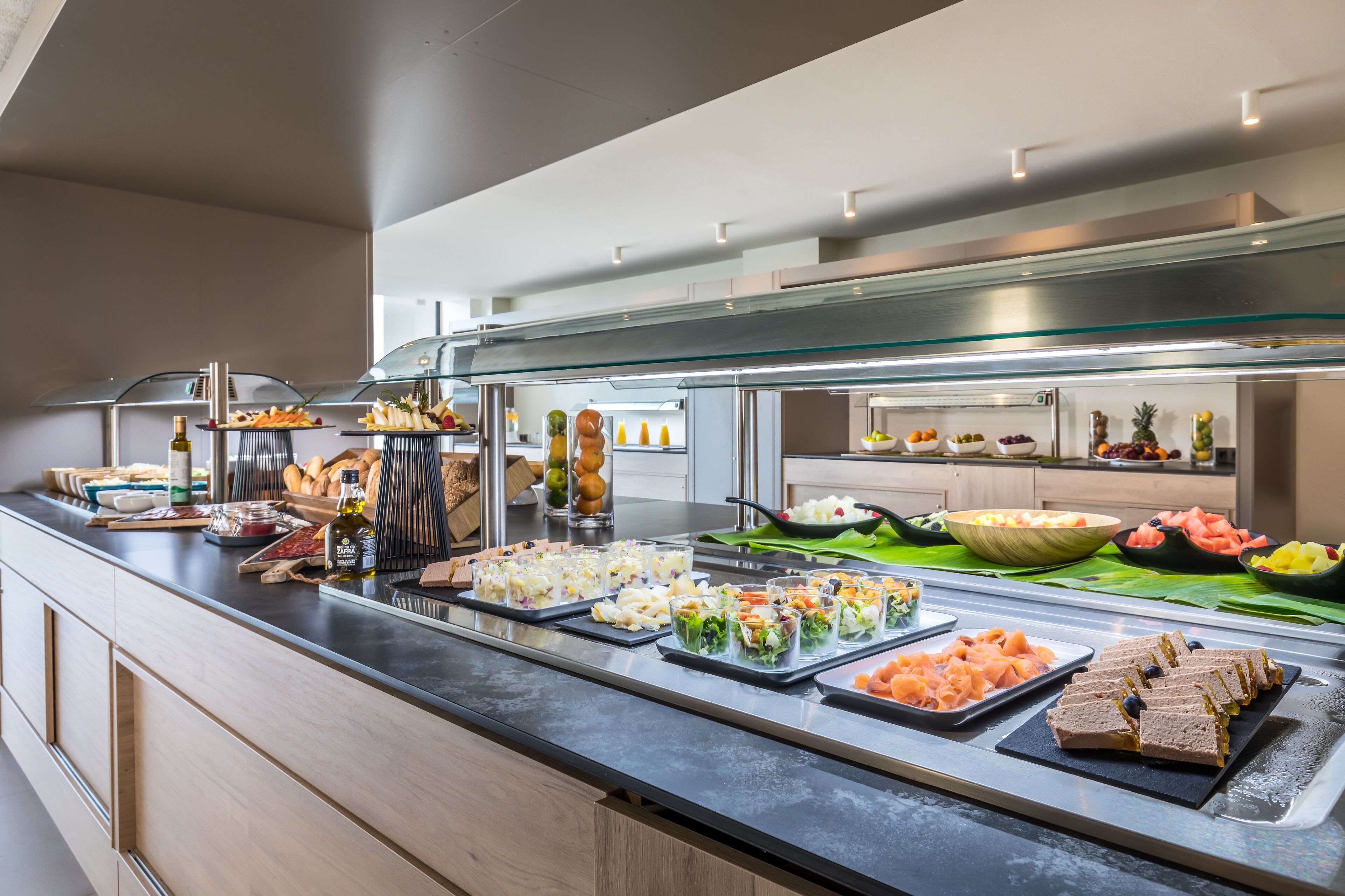 3 间餐厅，供应早餐、午餐和晚餐，国际美食