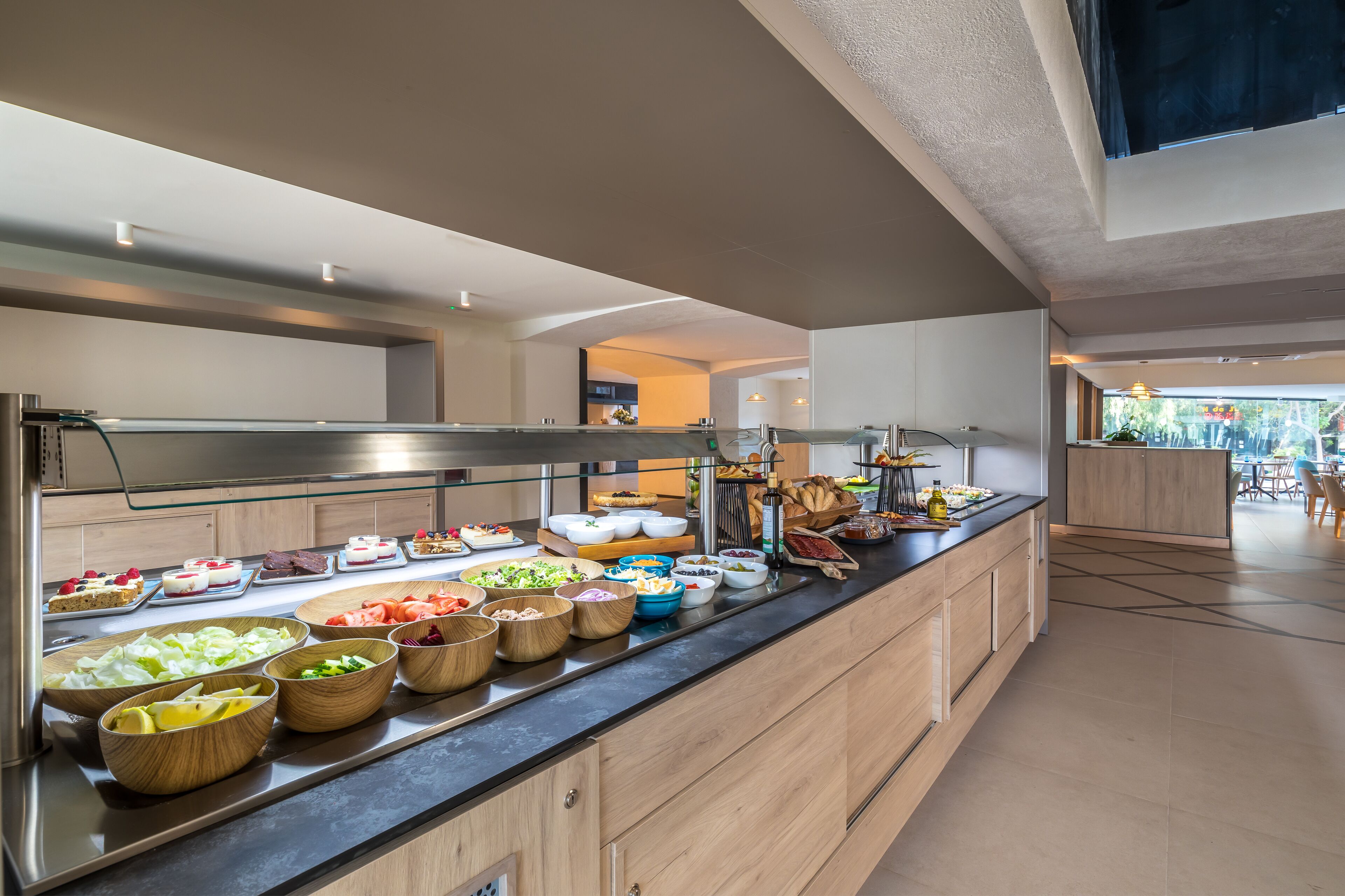 3 restaurants, breakfast, lunch, dinner served; international cuisine