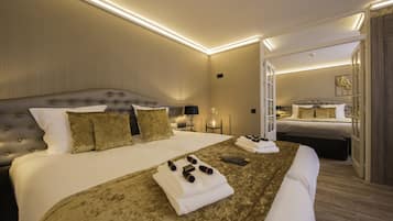 Superior Family Room | Een minibar, een kluis op de kamer, een bureau, verduisterende gordijnen