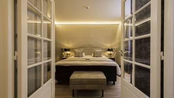 Superior Family Room | Minibar, in-room safe, desk, blackout curtains