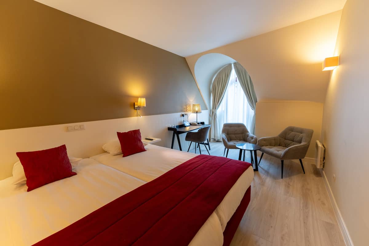 Standard Twin Room | Bar mini, peti besi dalam bilik, meja, langsir/tirai gelap terus