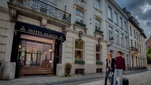 A historic building with a black awning labeled "HOTEL ACACIA." - Hotel Acacia (Bruges)