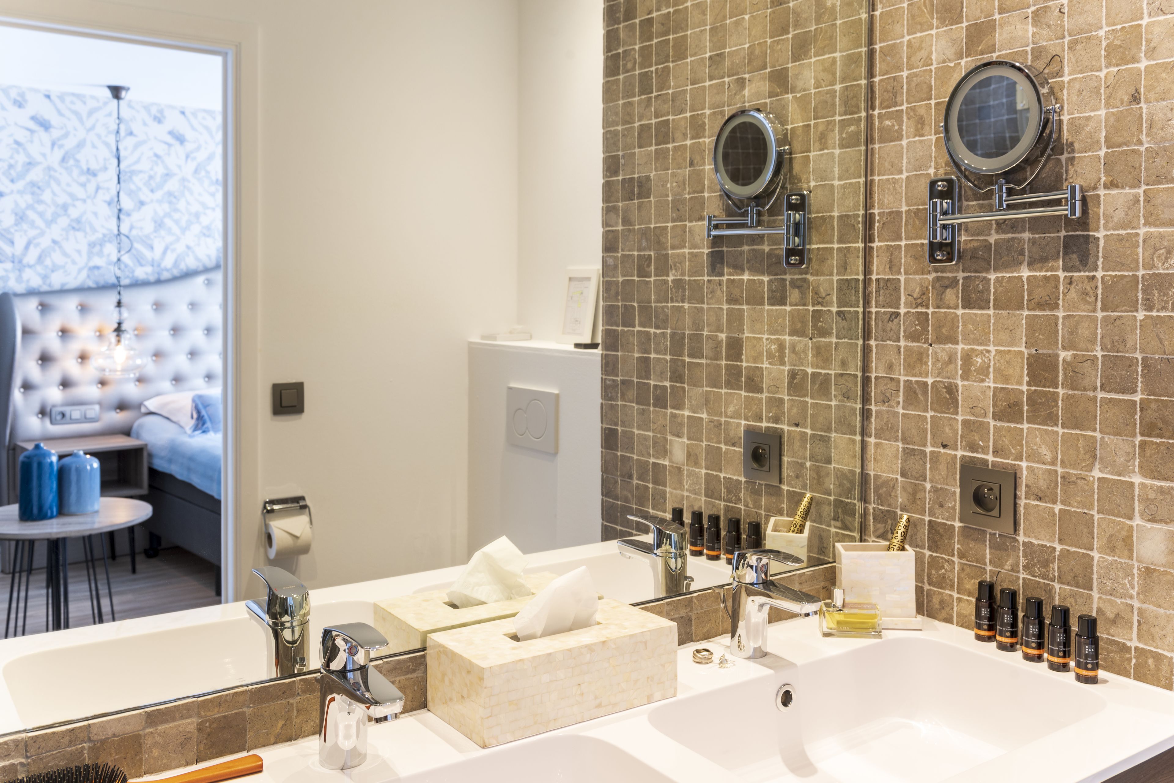 family room | bathroom | combined shower/bathtub, free toiletries, hair dryer, towels