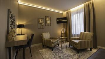 Minibar, Zimmersafe, Schreibtisch, Verdunkelungsvorhänge