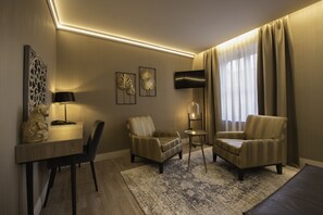 Minibar, coffres-forts dans les chambres, bureau, rideaux occultants