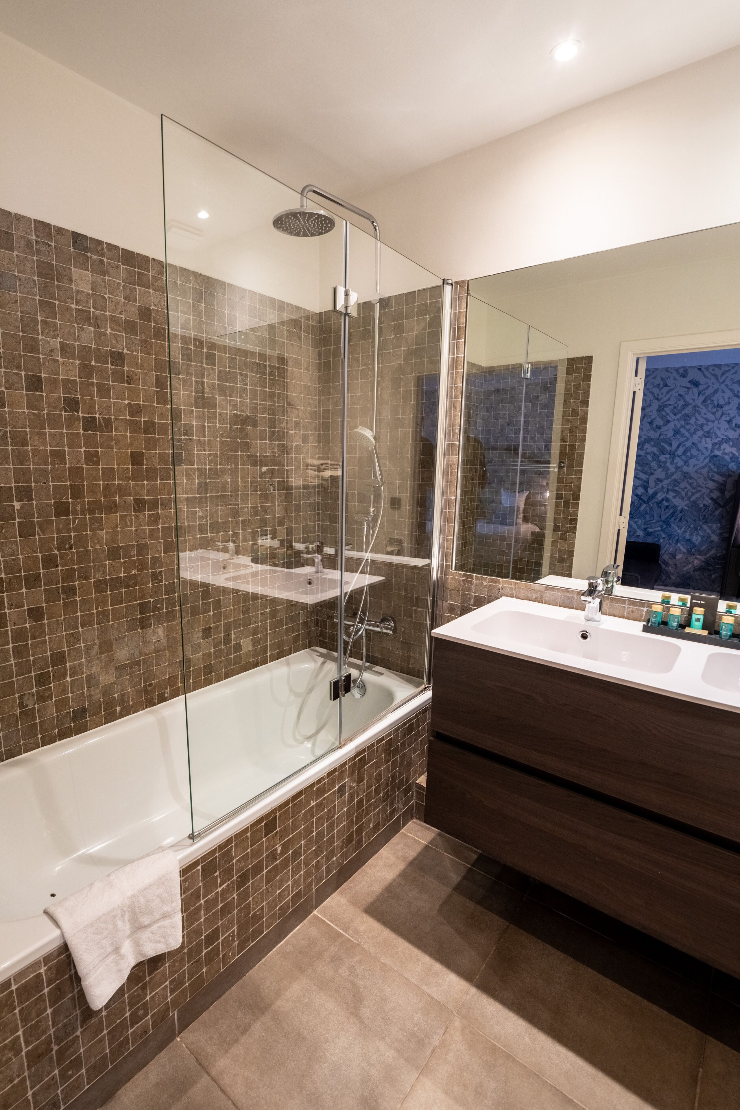 family room | bathroom | combined shower/bathtub, free toiletries, hair dryer, towels
