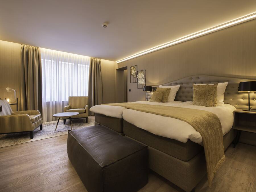 Superior Twin Room | Minibar, in-room safe, desk, blackout curtains